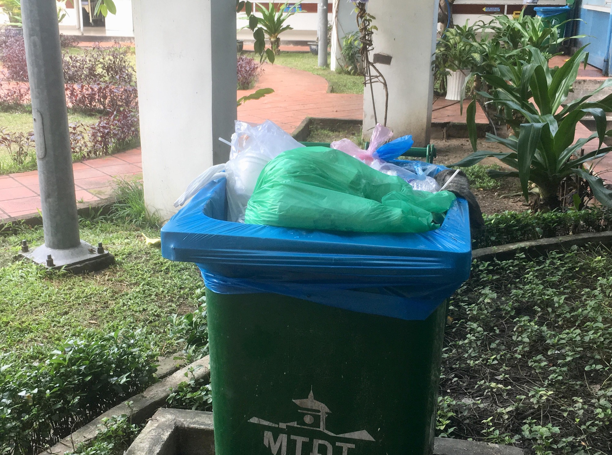 Bệnh viện lo chống r&aacute;c thải nhựa - Ảnh 2.