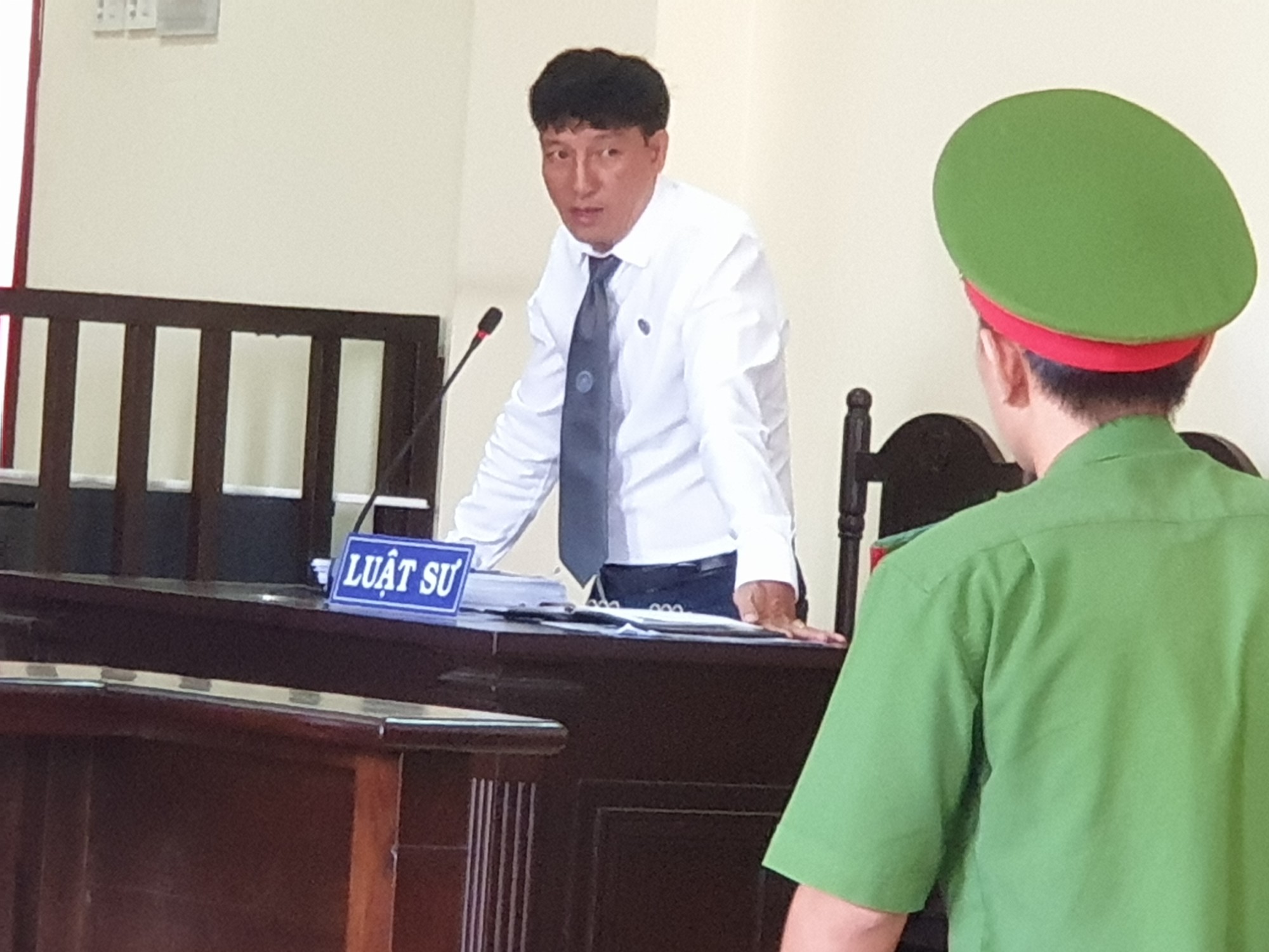 Xét xử vụ tống tiền CSGT: Luật sư đề nghị trả hồ sơ, bị cáo kêu oan! - Ảnh 2.