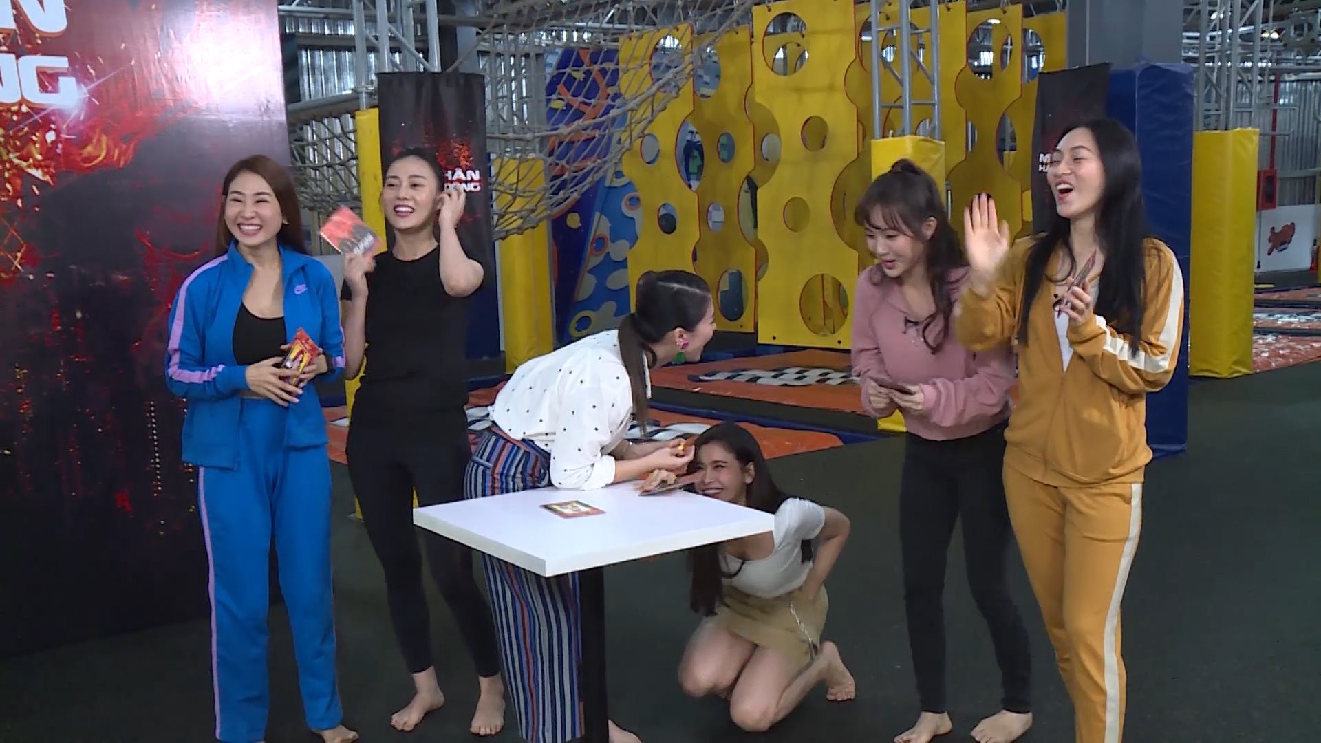Clip: Trương Quỳnh Anh kh&ocirc;ng thoải m&aacute;i khi gặp Tim - Ảnh 2.