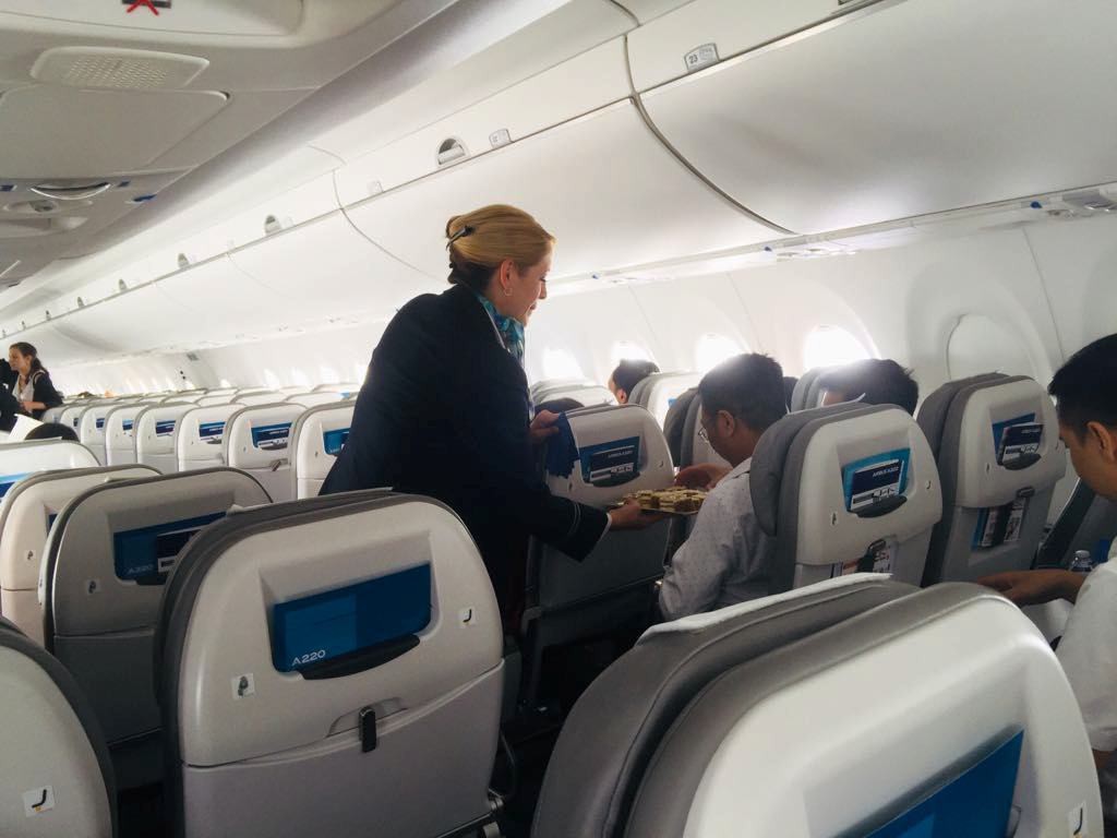 Hành trình bay trải nghiệm từ Hà Nội đến Vịnh Hạ Long cùng Airbus A220-300 - Ảnh 6.