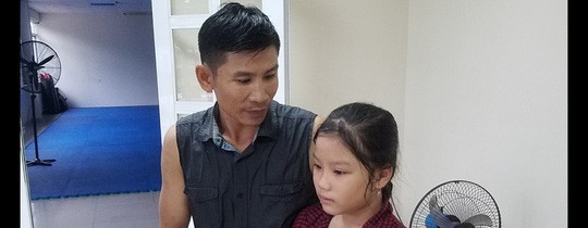 [VIDEO]: Bé gái quỳ gối nhờ người cứu cha khỏi dòng nước xiết