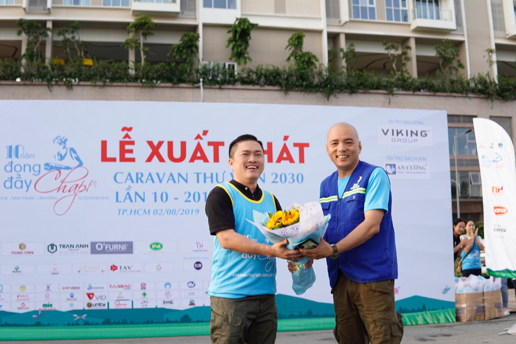 Đoàn Caravan Thư viện 2030 xuất phát tặng thư viện cho học sinh nghèo tại Ninh Thuận