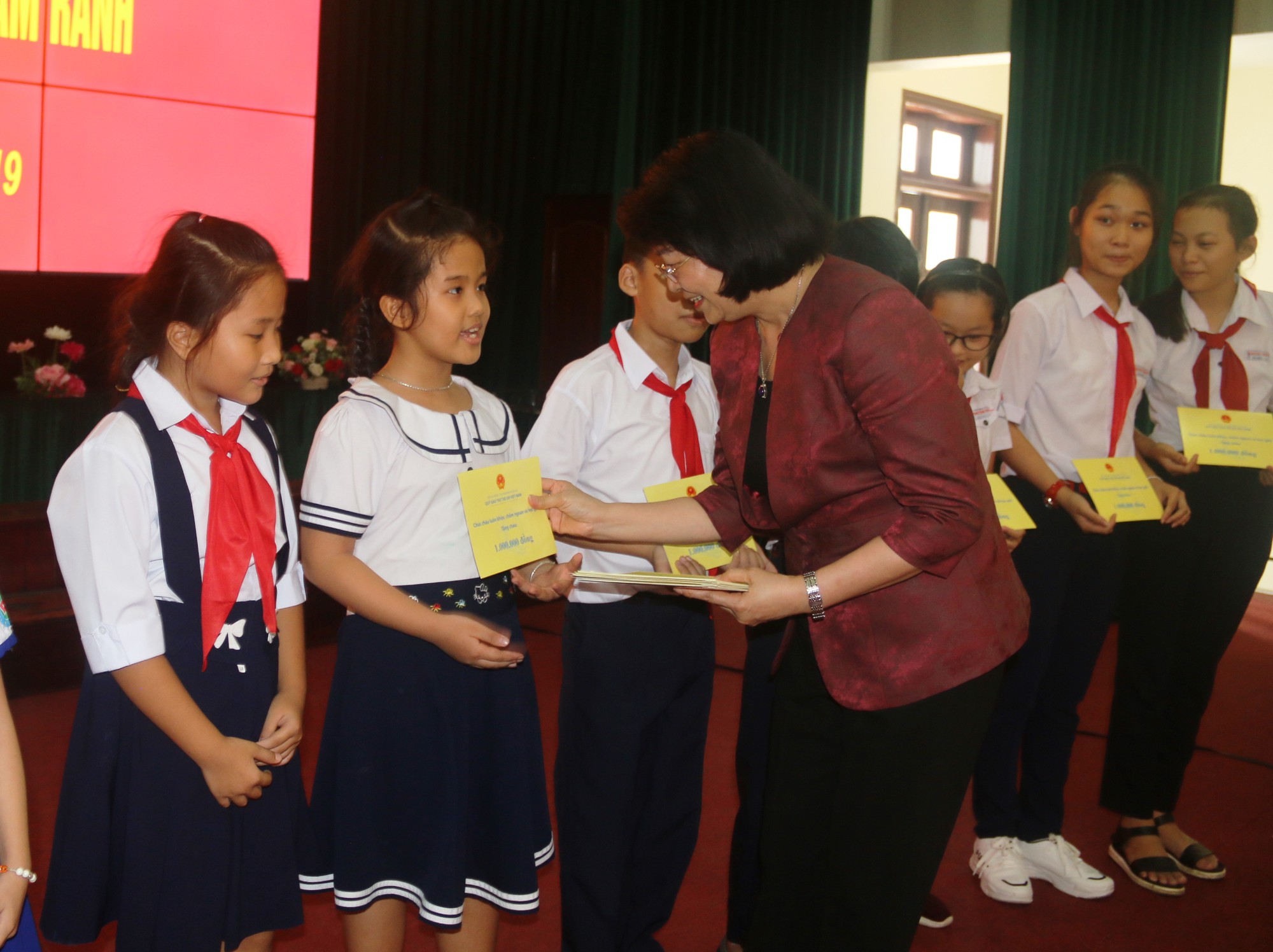 C&ugrave;ng Ph&oacute; Chủ tịch nước trao 1.000 l&aacute; cờ Tổ quốc để ngư d&acirc;n Kh&aacute;nh H&ograve;a b&aacute;m biển - Ảnh 5.