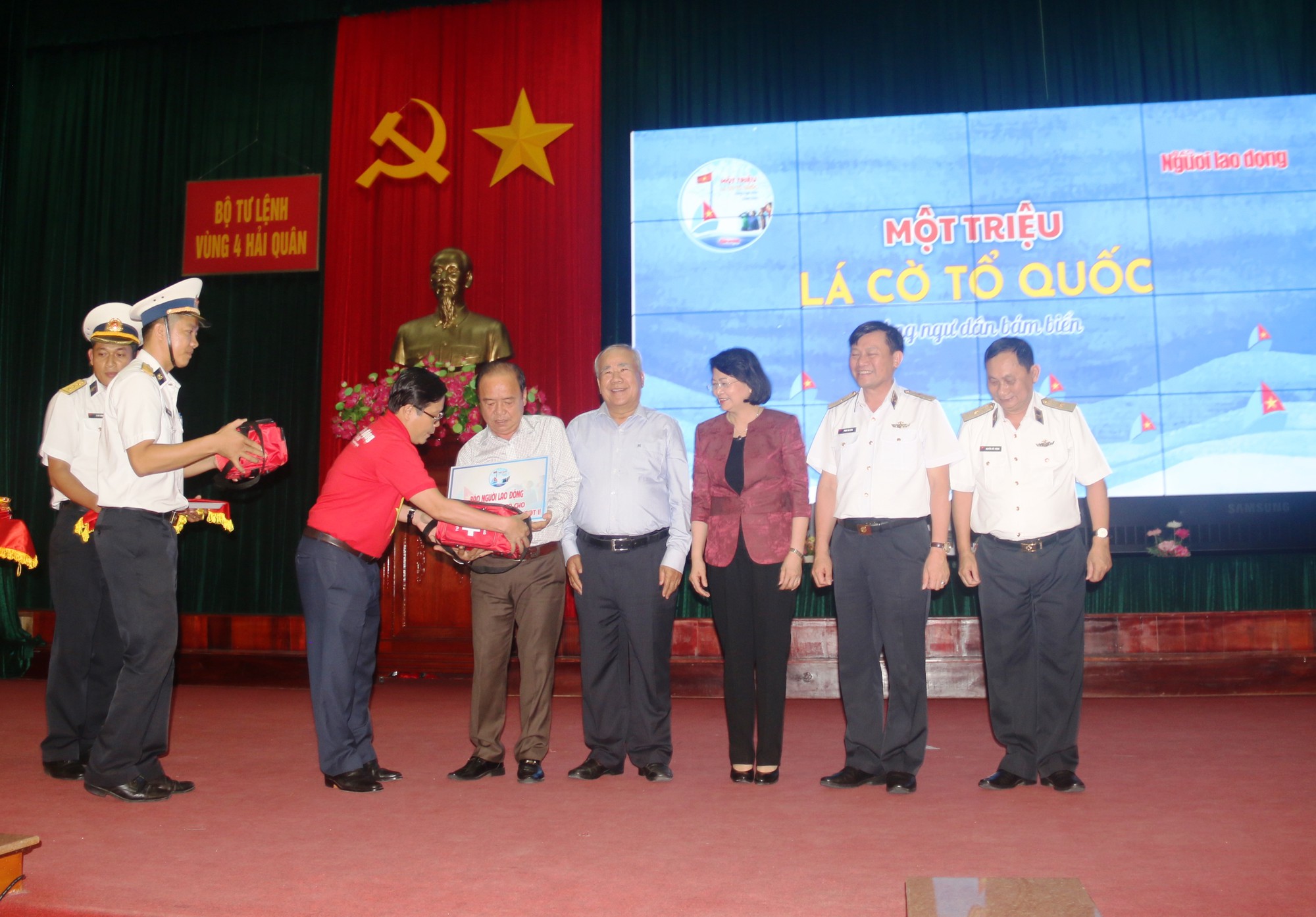 Cùng Phó Chủ tịch nước trao 1.000 lá cờ Tổ quốc để ngư dân Khánh Hòa bám biển