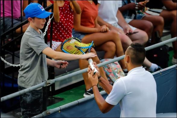 Nick Kyrgios đập g&atilde;y vợt, tranh c&atilde;i v&agrave; từ chối bắt tay trọng t&agrave;i - Ảnh 3.