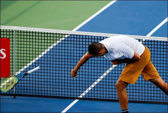 Nick Kyrgios đập g&atilde;y vợt, tranh c&atilde;i v&agrave; từ chối bắt tay trọng t&agrave;i - Ảnh 1.