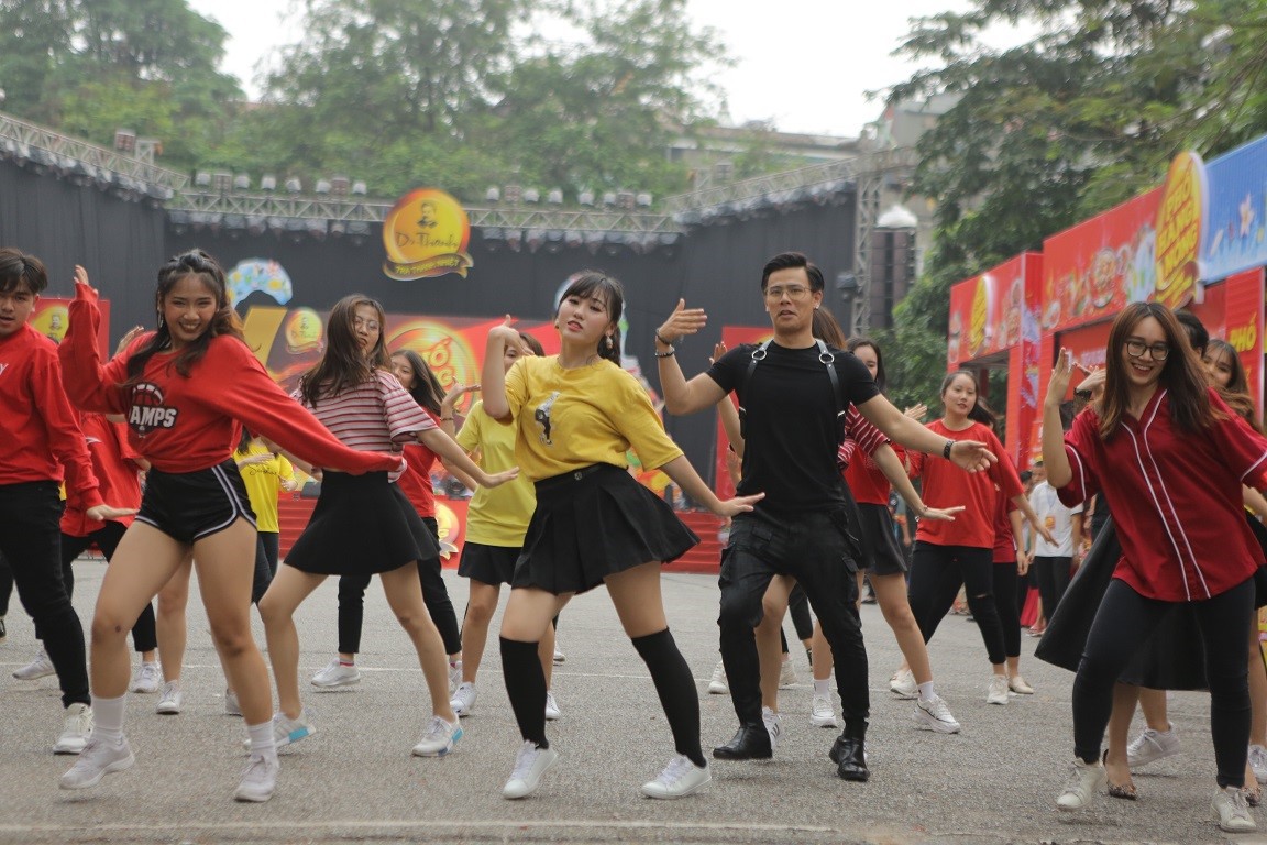 Những khoảnh khắc ấn tượng trong h&agrave;nh tr&igrave;nh xuy&ecirc;n Việt của Lễ hội Phố H&agrave;ng N&oacute;ng - Ảnh 4.