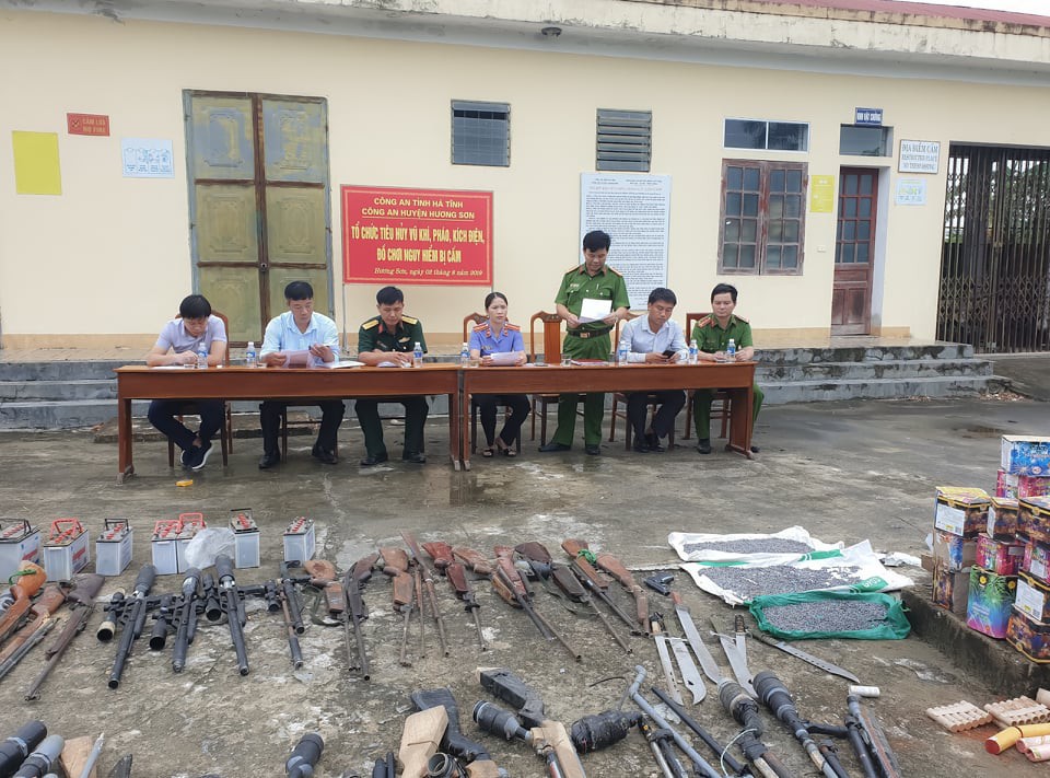 Ti&ecirc;u hủy h&agrave;ng trăm khẩu s&uacute;ng v&agrave; c&aacute;c loại vũ kh&iacute; nguy hiểm kh&aacute;c - Ảnh 2.
