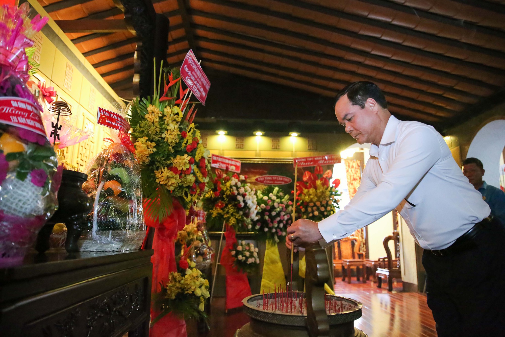 Chủ tịch Tổng LĐLĐ Việt Nam d&acirc;ng hương tưởng niệm Chủ tịch T&ocirc;n Đức Thắng - Ảnh 2.