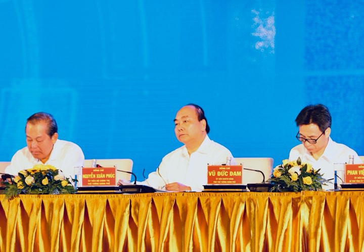 Thủ tướng Nguyễn Xu&acirc;n Ph&uacute;c: Miền Trung cần t&igrave;m ra căn bệnh để th&aacute;o gỡ - Ảnh 2.