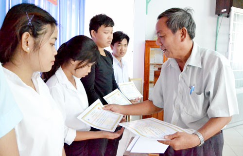 An Giang: Trao 350 triệu đồng học bổng khuyến học cho con công nhân