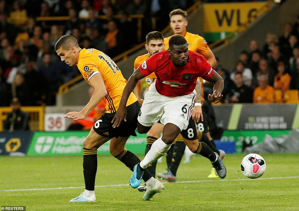 Paul Pogba đóng vai "tội đồ", Man United mất thắng ở "hang sói"