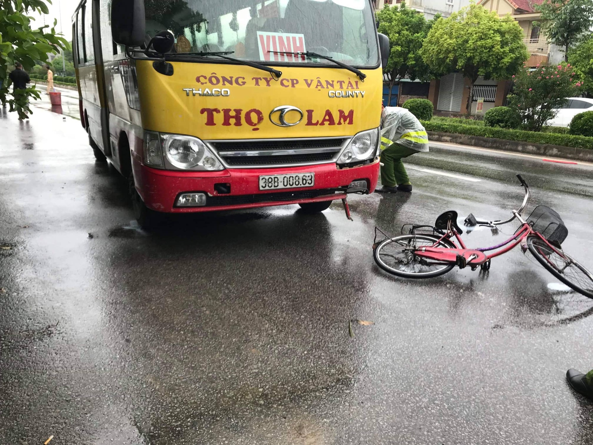 Va chạm với xe buýt, cụ ông 90 tuổi đi xe đạp tử vong