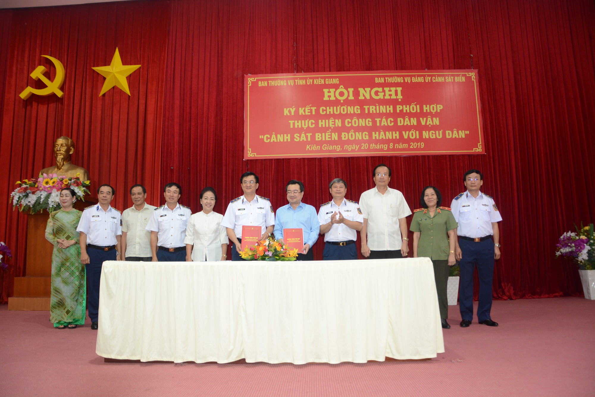 Bộ Tư lệnh Cảnh sát biển và tỉnh Kiên Giang ký kết chương trình “Cảnh sát biển đồng hành cùng ngư dân”