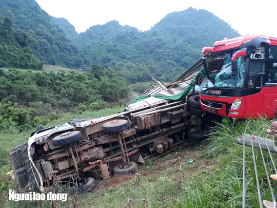Xe kh&aacute;ch giường nằm t&ocirc;ng đu&ocirc;i xe tải chở luồng, 16 người thương vong - Ảnh 3.