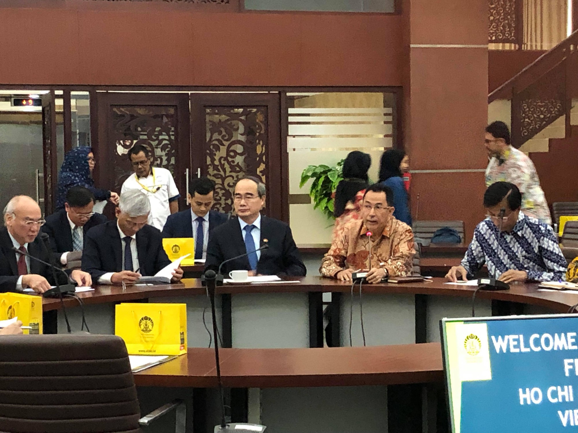 B&iacute; thư Th&agrave;nh ủy TP HCM Nguyễn Thiện Nh&acirc;n thăm v&agrave; l&agrave;m việc tại Trường Đại học Indonesia - Ảnh 1.