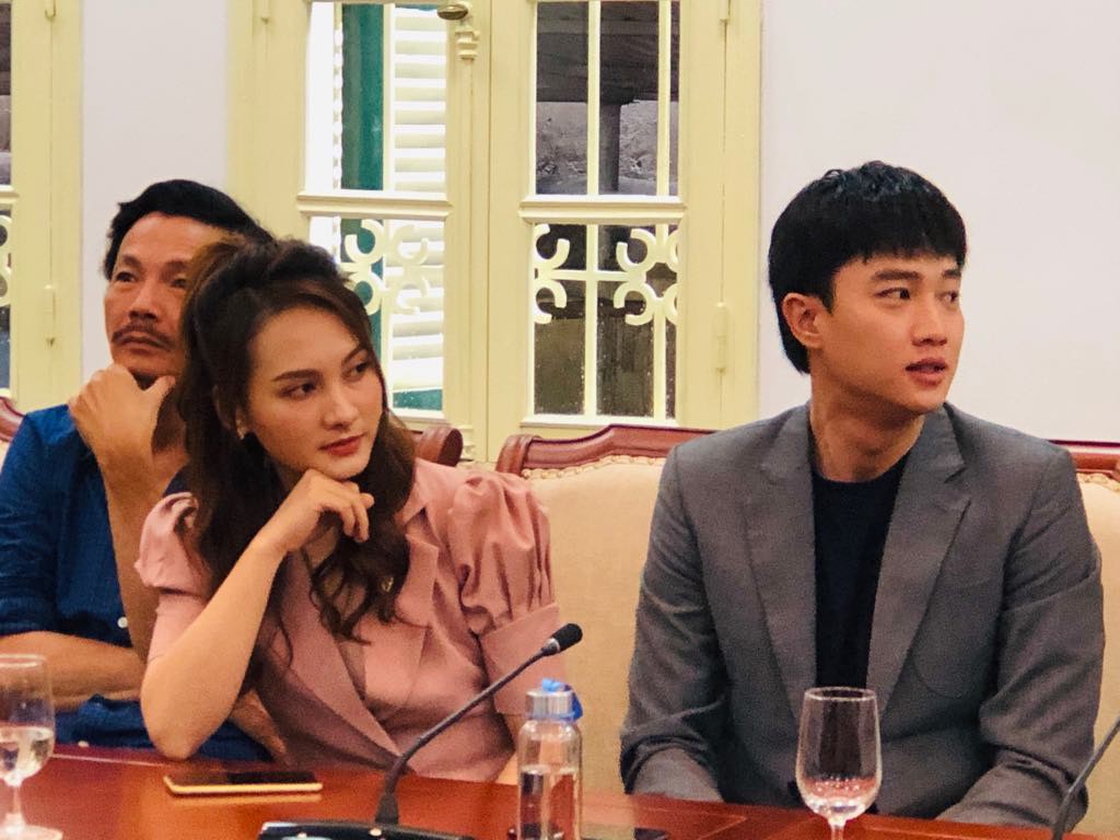 Nhận bằng khen của Bộ VH-TT-DL, Bảo Thanh phim " Về nhà đi con" đặt câu hỏi khó với Bộ trưởng