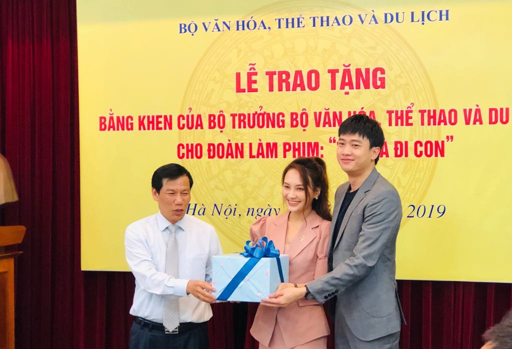 Nhận bằng khen của Bộ VH-TT-DL, Bảo Thanh hỏi Bộ trưởng đ&atilde; xem bao nhi&ecirc;u tập phim Về nh&agrave; đi con? - Ảnh 4.