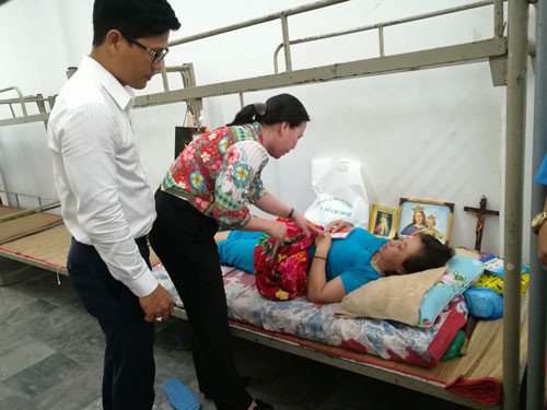 Tặng sổ tiết kiệm cho công nhân bị bệnh hiểm nghèo