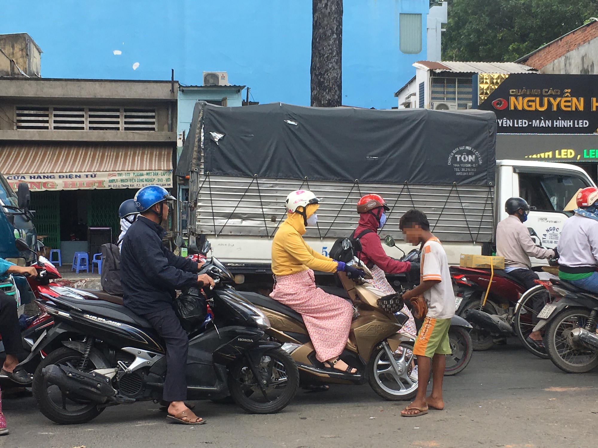 &ldquo;C&aacute;i bang&rdquo; tung ho&agrave;nh cả ng&agrave;y lẫn đ&ecirc;m ở TP HCM - Ảnh 2.