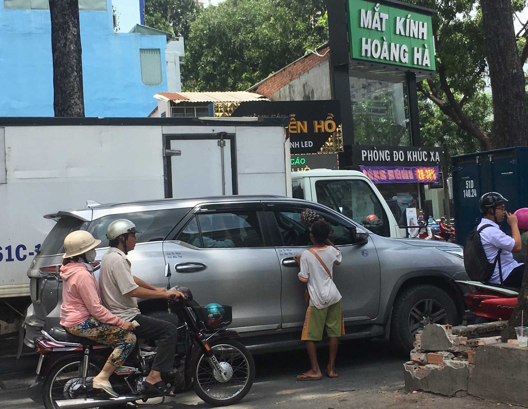 &ldquo;C&aacute;i bang&rdquo; tung ho&agrave;nh cả ng&agrave;y lẫn đ&ecirc;m ở TP HCM - Ảnh 3.