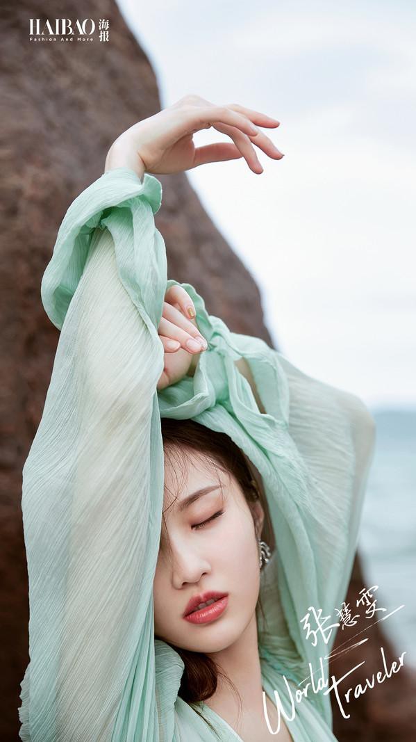 Nàng thơ của Trương Nghệ Mưu tạo dáng trên biển miền Trung - Ảnh 9.