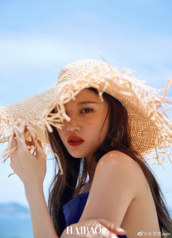 Nàng thơ của Trương Nghệ Mưu tạo dáng trên biển miền Trung - Ảnh 12.