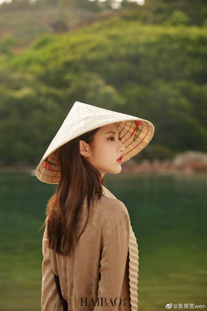 Nàng thơ của Trương Nghệ Mưu tạo dáng trên biển miền Trung - Ảnh 2.