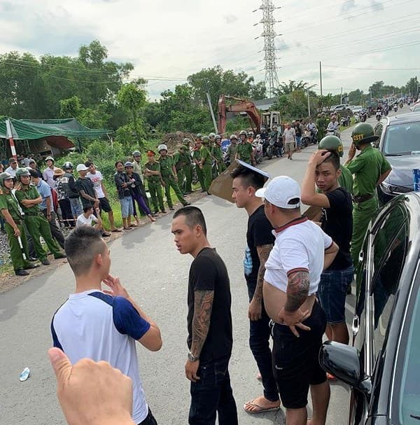 Giang hồ v&acirc;y xe chở c&ocirc;ng an ở Đồng Nai: Người bị đ&aacute;nh y&ecirc;u cầu khởi tố - Ảnh 2.
