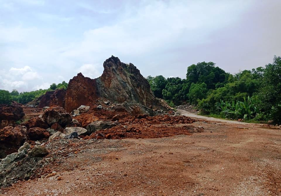 Vụ dân vây nhóm côn đồ đập phá cổng làng: Mỏ đất gây ô nhiễm hành dân suốt nhiều năm - Ảnh 5.