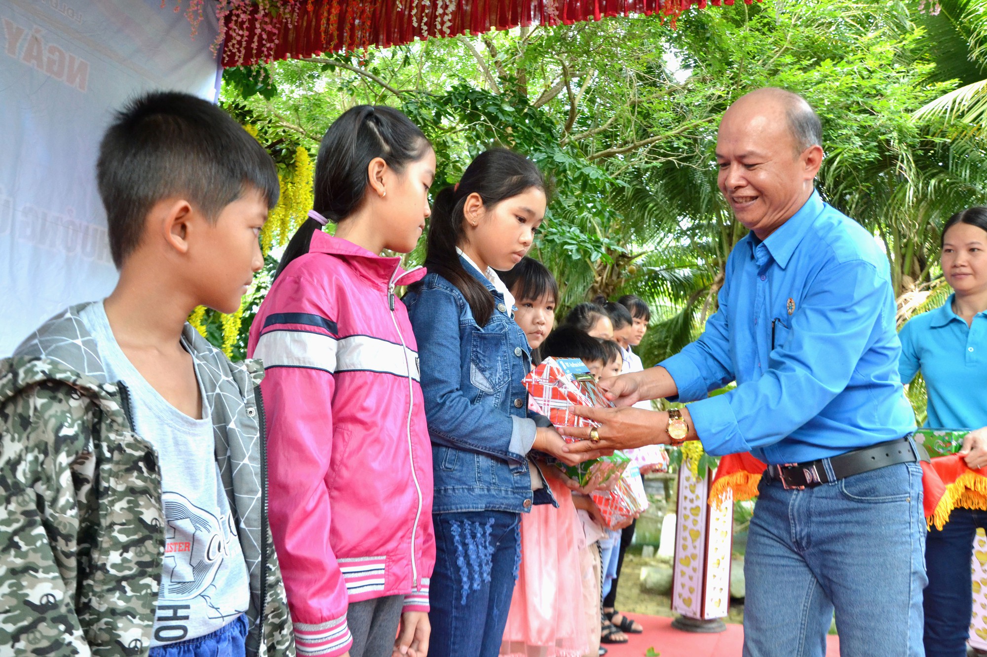 An Giang: Trao học bổng Tôn Đức Thắng cho con đoàn viên khó khăn