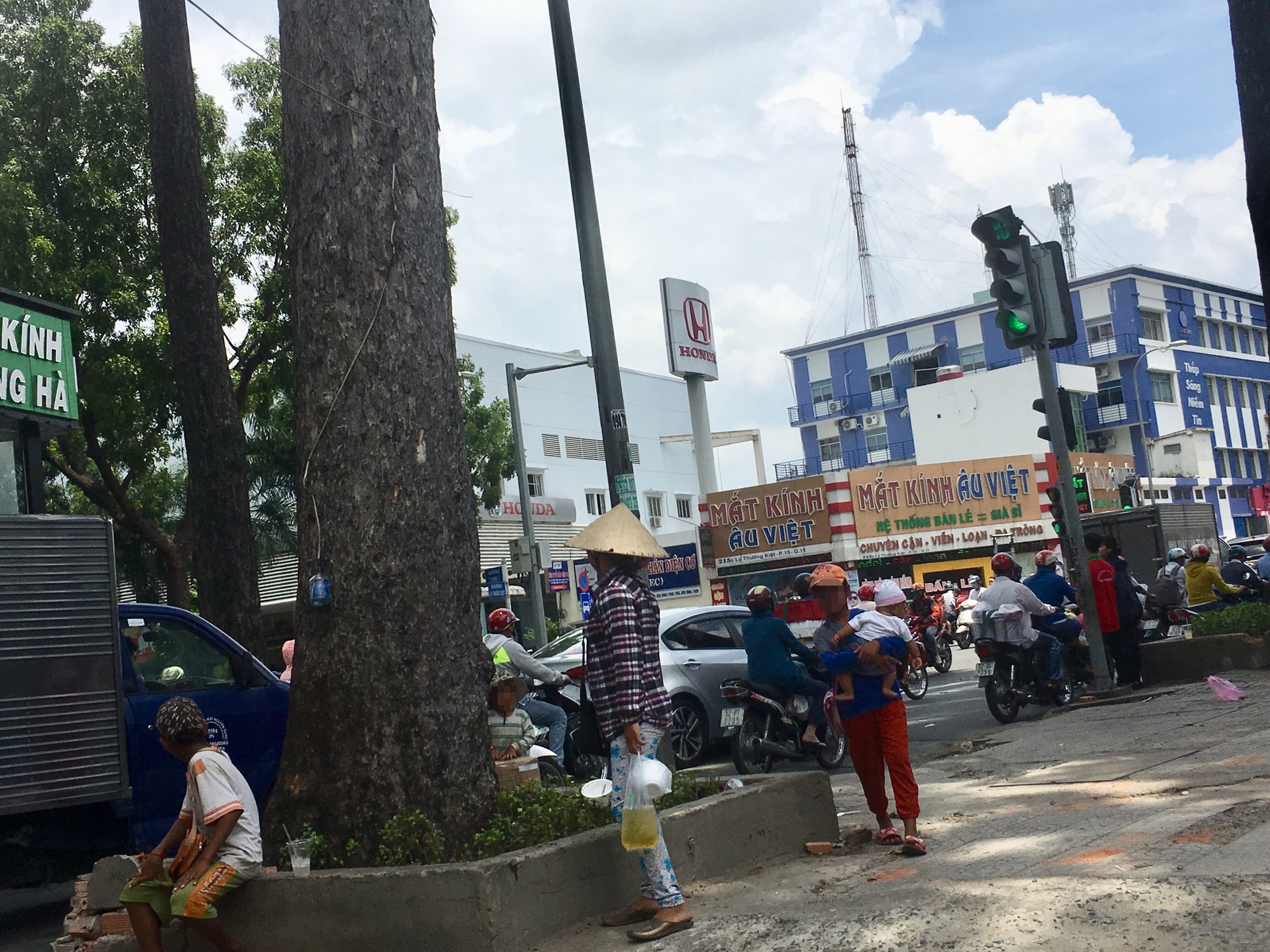&ldquo;C&aacute;i bang&rdquo; tung ho&agrave;nh cả ng&agrave;y lẫn đ&ecirc;m ở TP HCM - Ảnh 4.
