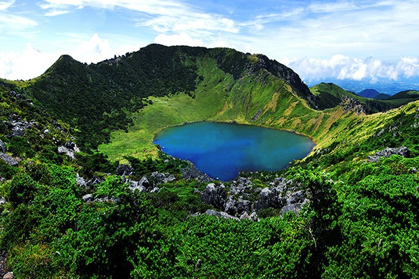 Thăm đảo Jeju, đừng qu&ecirc;n chinh phục n&uacute;i Hallasan h&ugrave;ng vĩ - Ảnh 2.