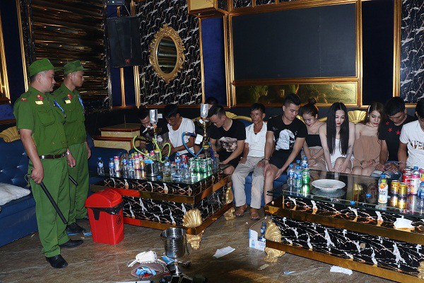20 nam, nữ thanh niên từ Nghệ An vào Hà Tĩnh thuê phòng karaoke "mở tiệc" ma túy
