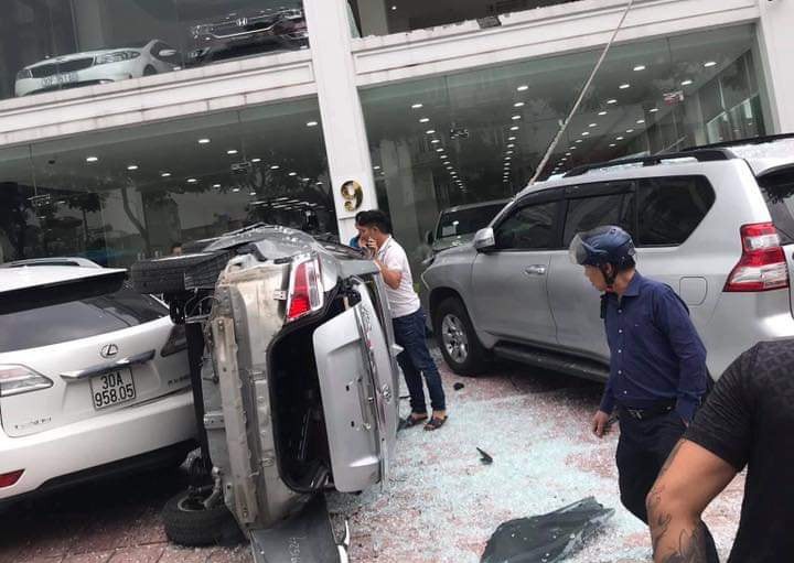 Xe Vios bất ngờ lao từ tầng 2 showroom xuống đất, rơi trúng xe Toyota Prado