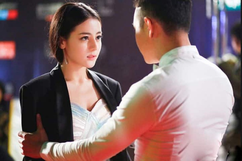 Ngã ngửa khi thấy nhân tình ôm hôn trai lạ