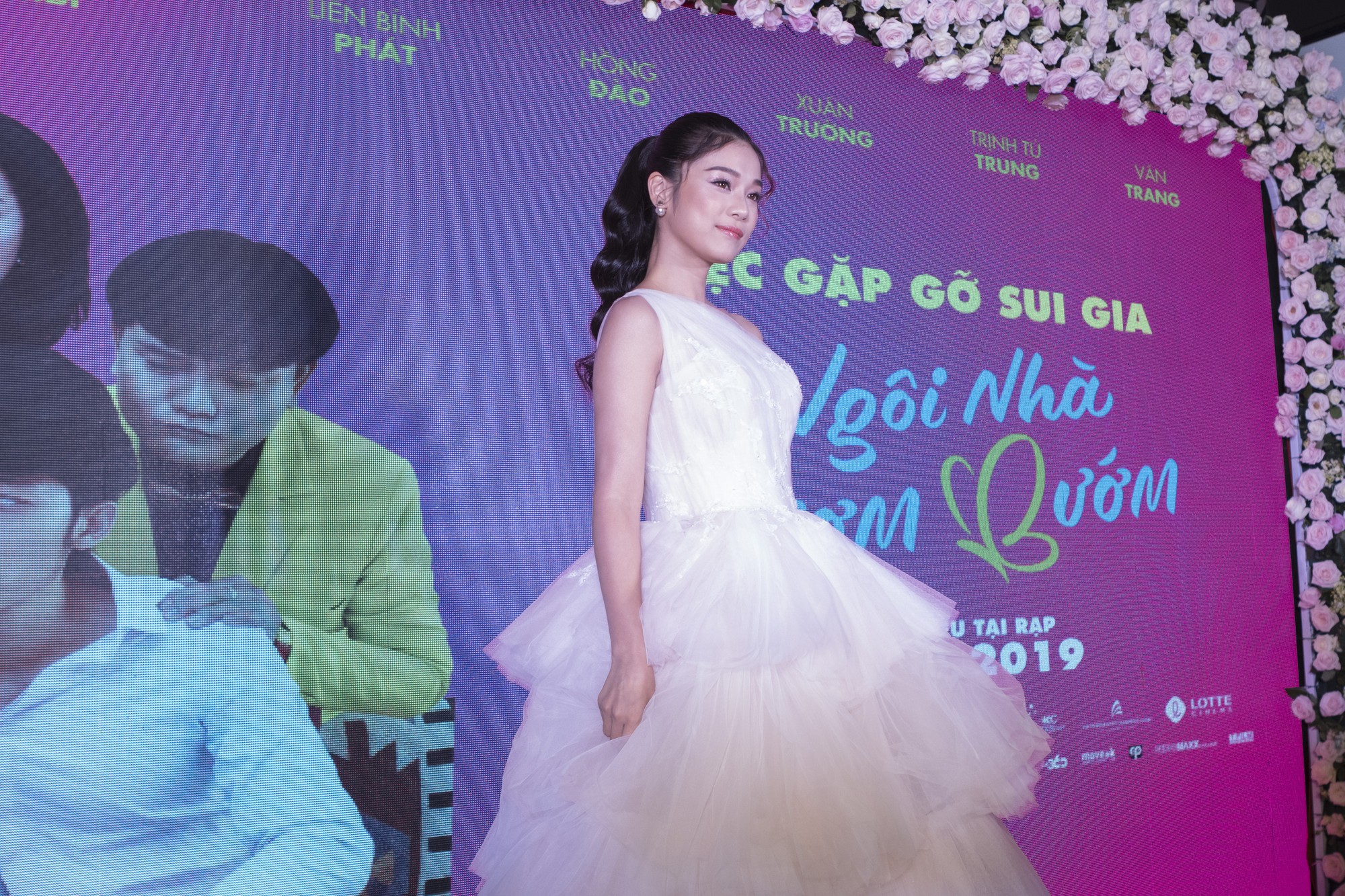Li&ecirc;n Bỉnh Ph&aacute;t bất ngờ h&aacute;t hỏi cưới Ho&agrave;ng Yến Chibi - Ảnh 1.