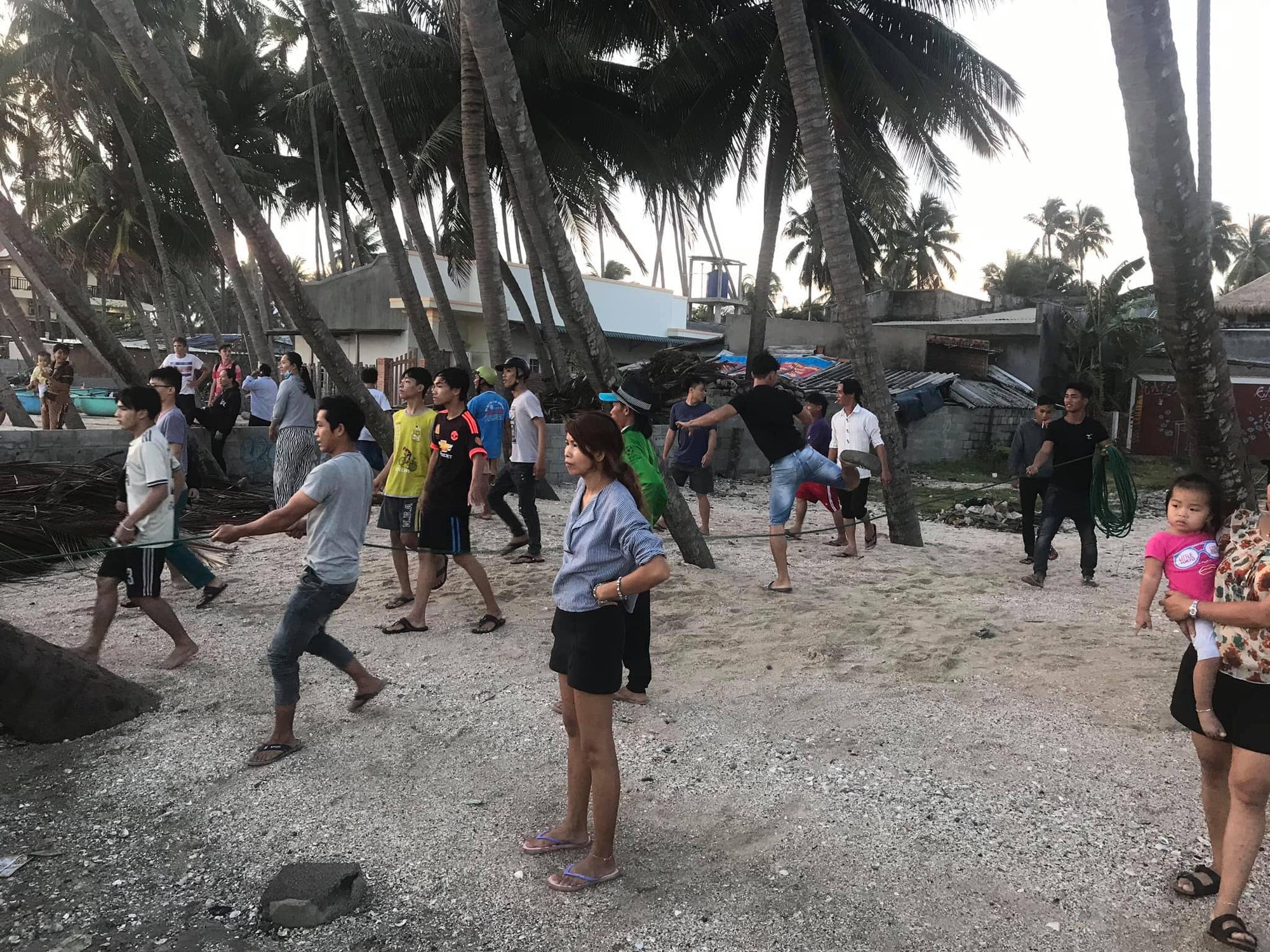 Th&ecirc;m 6 du kh&aacute;ch bị s&oacute;ng lớn cuốn tr&ocirc;i khi tắm biển Phan Thiết - Ảnh 2.