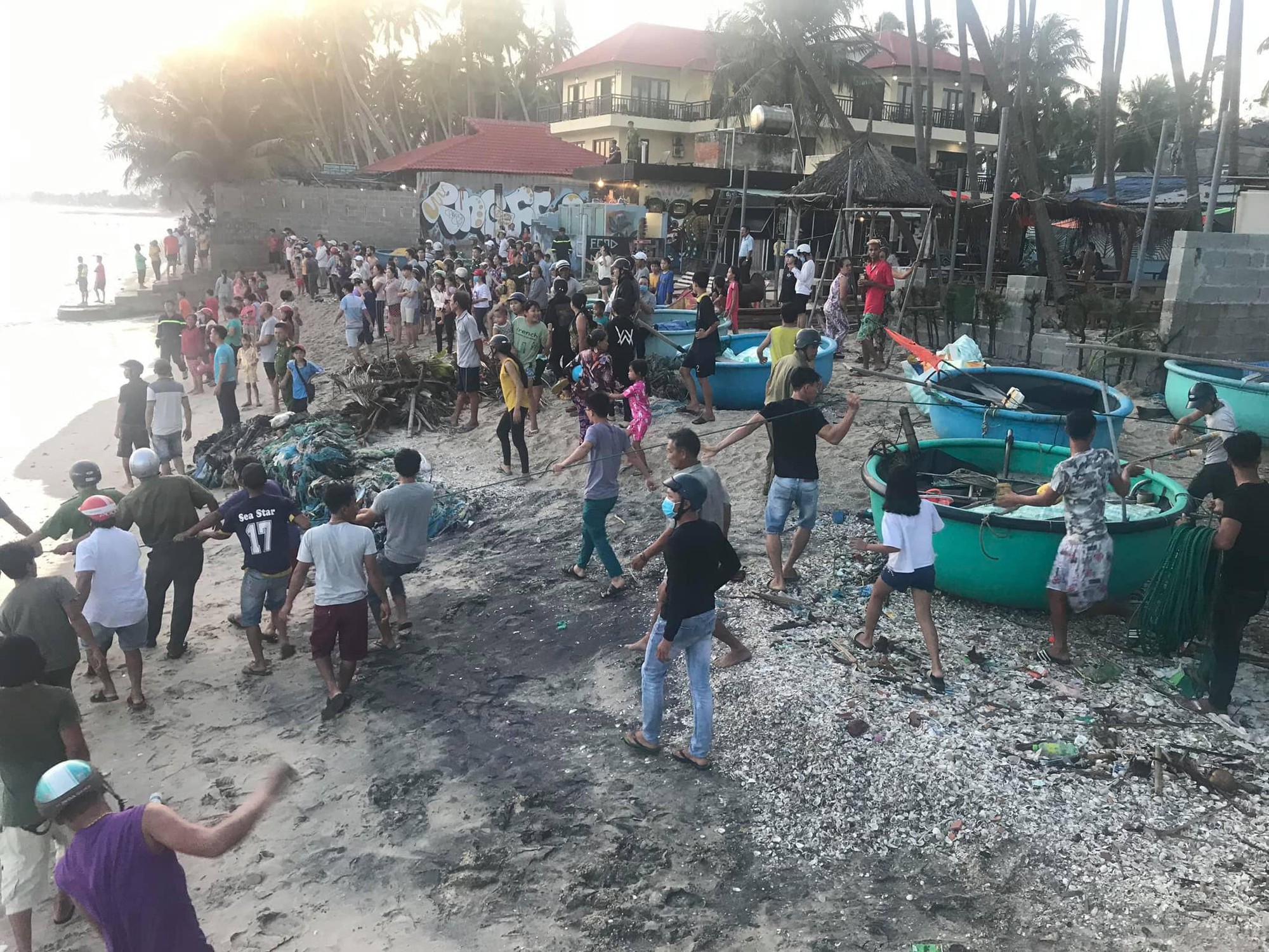 Th&ecirc;m 6 du kh&aacute;ch bị s&oacute;ng lớn cuốn tr&ocirc;i khi tắm biển Phan Thiết - Ảnh 1.