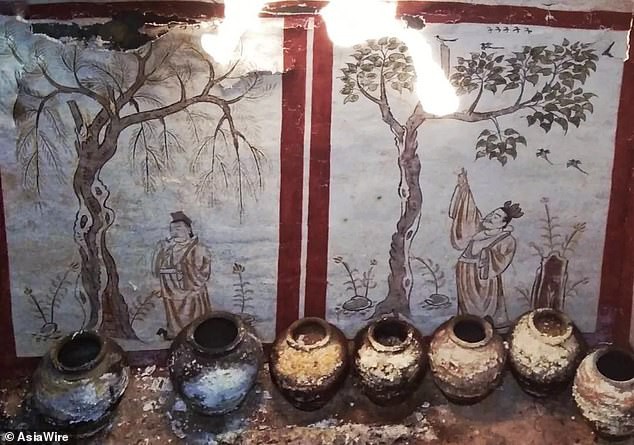 Đào bới sân trường, vô tình "mở cửa" mộ cổ 1.300 tuổi