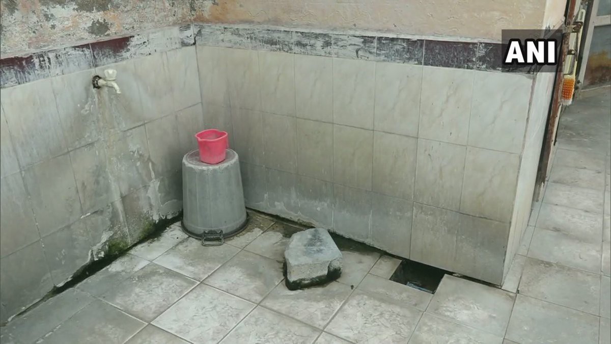 Cụ b&agrave; 65 tuổi sống trong nh&agrave; vệ sinh c&ocirc;ng cộng 19 năm - Ảnh 7.