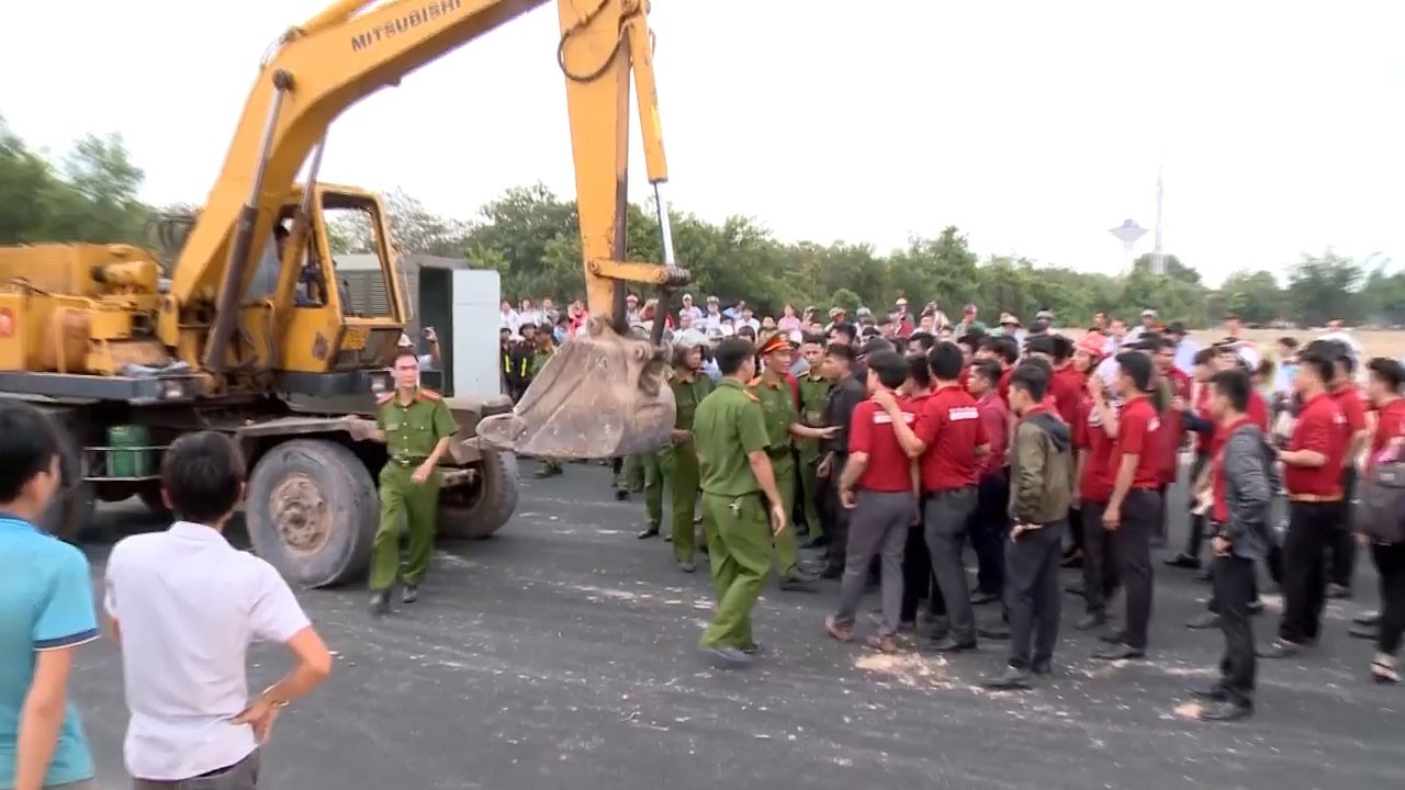 Công an làm việc với khách hàng của Alibaba - Ảnh 1.