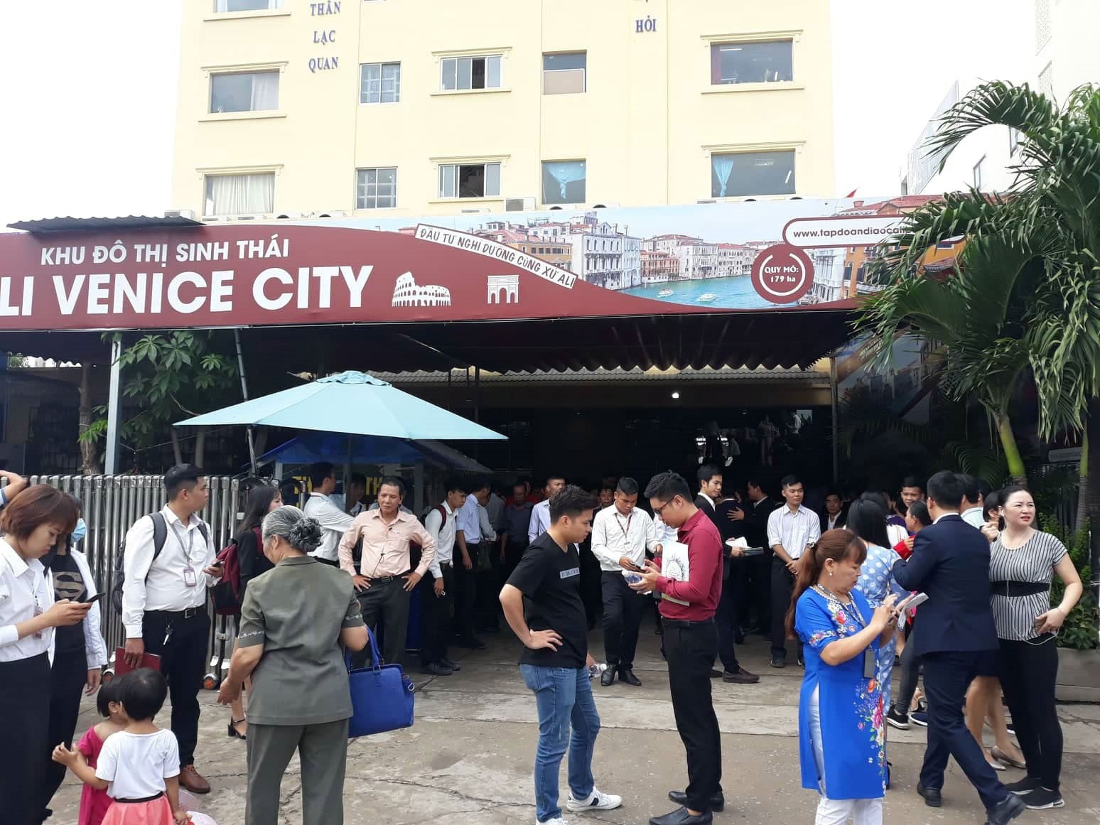 Công an làm việc với khách hàng của Alibaba