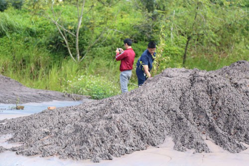 Tro bay, xỉ thải đe dọa m&ocirc;i trường - Ảnh 2.