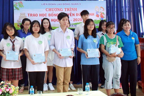 Hỗ trợ con công nhân khó khăn vào năm học mới