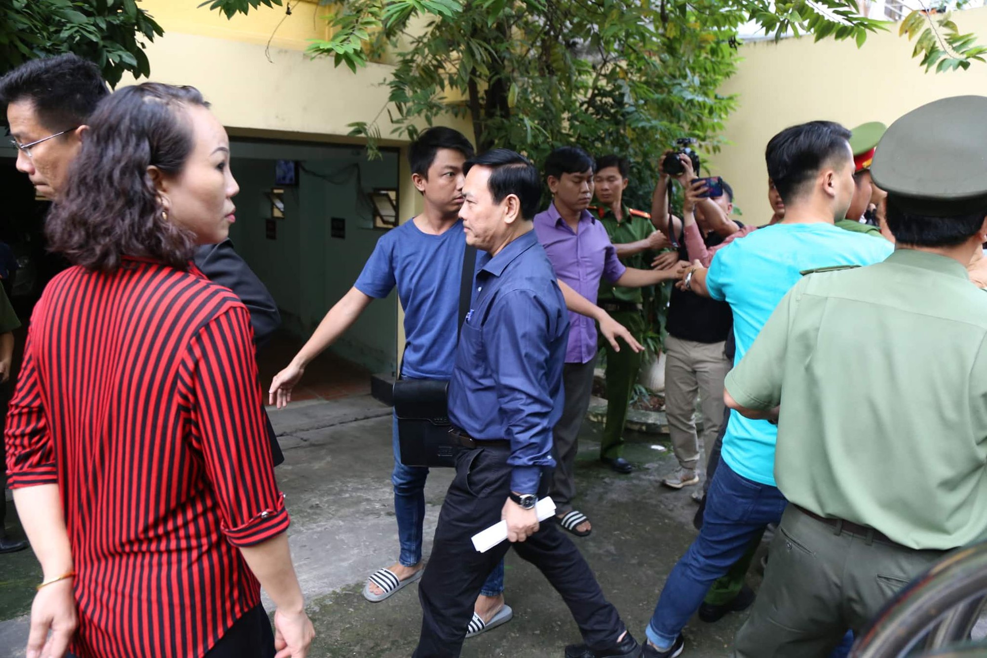 &Ocirc;ng Nguyễn Hữu Linh kh&ocirc;ng c&ograve;n bung chạy, b&igrave;nh tĩnh v&agrave;o ph&ograve;ng xử &aacute;n - Ảnh 2.