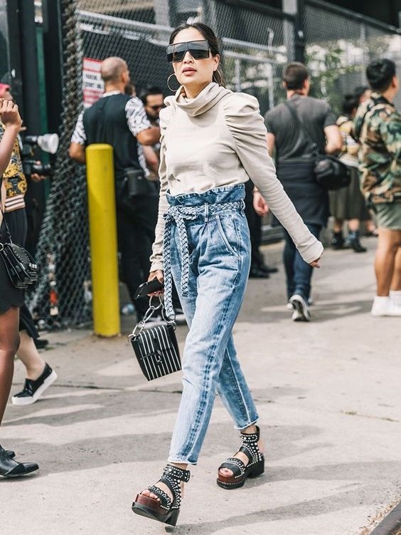 9 mốt quần jeans rộ l&ecirc;n nửa cuối năm 2019 - Ảnh 3.