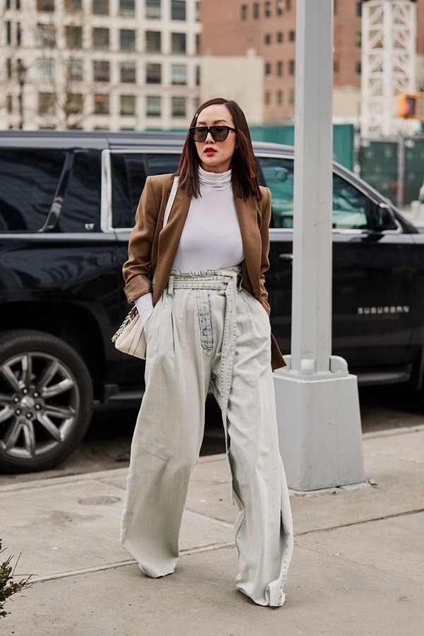 9 mốt quần jeans rộ l&ecirc;n nửa cuối năm 2019 - Ảnh 6.