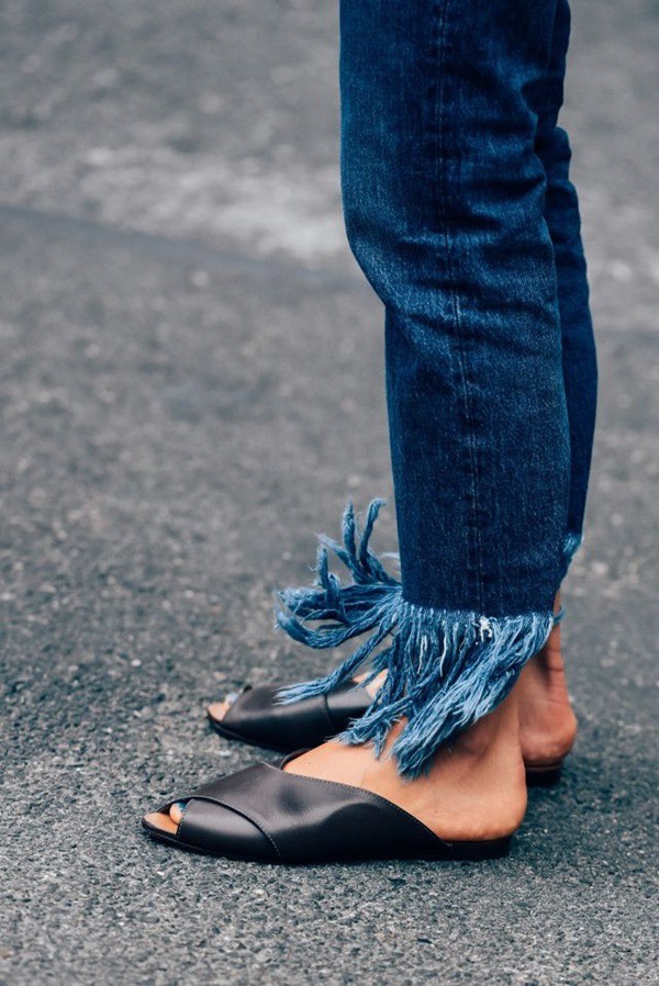 9 mốt quần jeans rộ l&ecirc;n nửa cuối năm 2019 - Ảnh 7.
