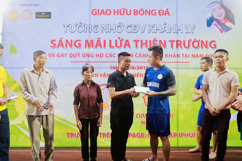 Ca sĩ Tuấn Hưng quy&ecirc;n tiền gi&uacute;p gia đ&igrave;nh nữ cổ động vi&ecirc;n b&oacute;ng đ&aacute; vừa qua đời - Ảnh 2.